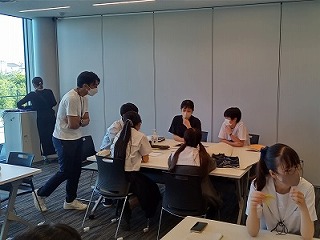 企業研究室実習（人文・数理探究類型２年）の活動写真