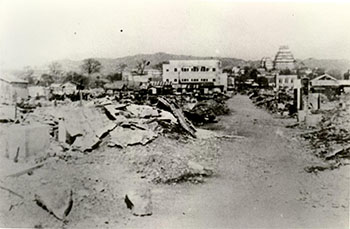 化为瓦砾的市区和无损伤的姬路城