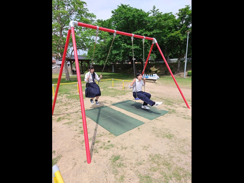 探究課題「よい公園の条件とは」の調査風景(３年総合探究)