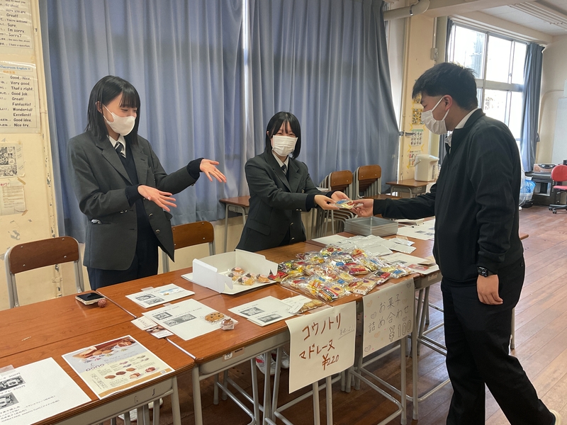 校内カフェ実施の様子(３年総合探究)