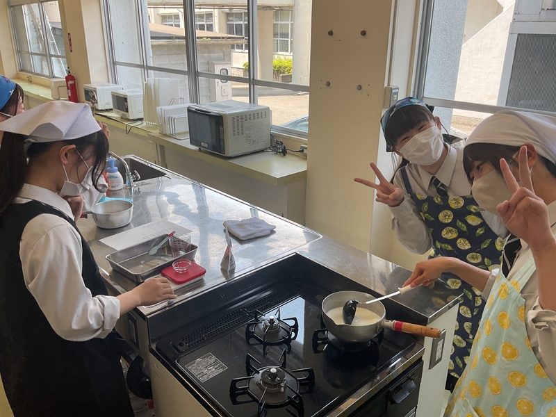 子どものためのお菓子作りを行っている様子(３年総合探究)