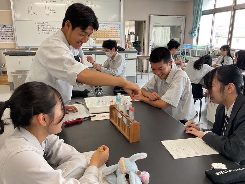 理科の実験中(生物基礎)