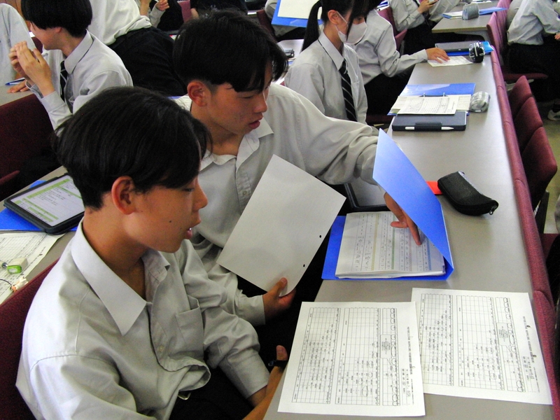 ２年次に向けて科目選択を行っています(産社)