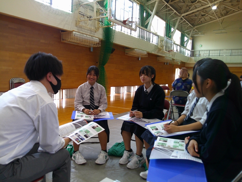 地域企業の方から対話形式で働くことについて学びます(産社)
