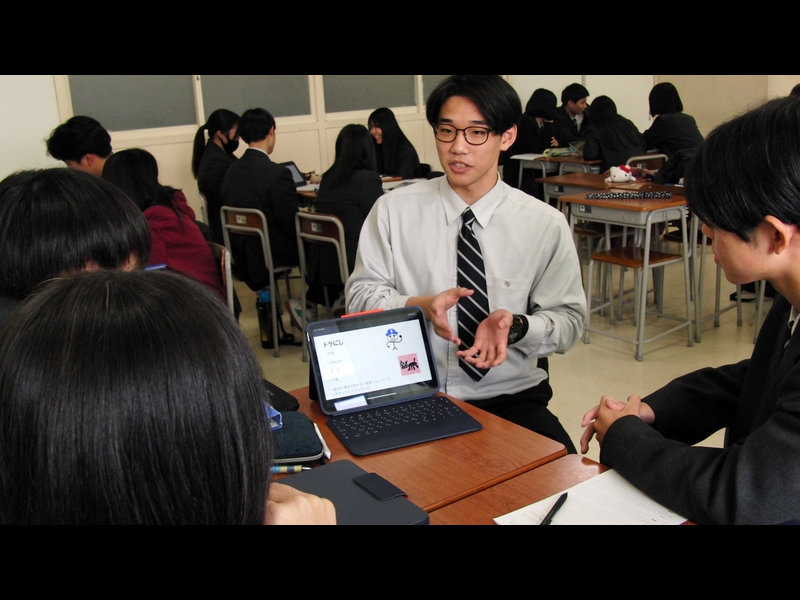 探究したことをクラスで発表しています(産社)