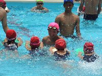 小学生に水泳の指導をしている様子