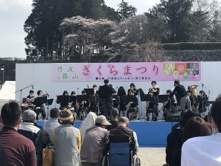 ステージで演奏をしている生徒の画像