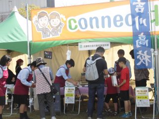 出店で接客している生徒の画像