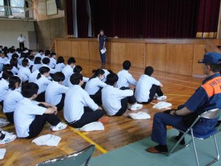 防災訓練に取り組む生徒の画像