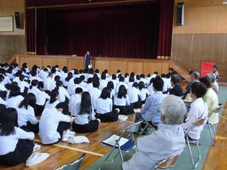 防災訓練に取り組む生徒の画像