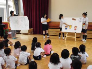 パネルシアターで児童を楽しませている生徒の画像