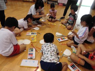 児童と一緒に工作を楽しむ生徒の画像