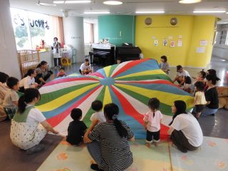 児童と一緒にバルーンで楽しむ生徒の画像