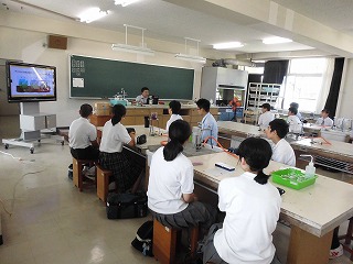 科学室での授業風景の画像
