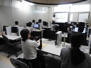 コンピュータ室での授業風景の画像