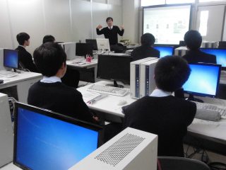 コンピュータ室での授業風景の画像