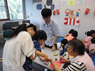 子供や地域の方と触れ合っている生徒の画像