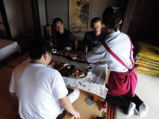 配膳をしている生徒の画像