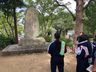 郊外活動をしている生徒の画像